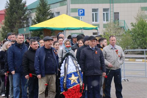 В День Победы нурлатцы возложили цветы к памятнику воину-освободителю