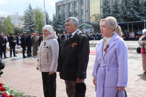 В День Победы нурлатцы возложили цветы к памятнику воину-освободителю