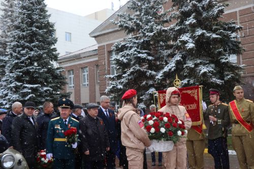 В День Победы нурлатцы возложили цветы к памятнику воину-освободителю