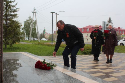 В Нурлате в День Победы возложили цветы на могилы Героев