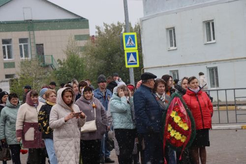 В День Победы нурлатцы возложили цветы к памятнику воину-освободителю