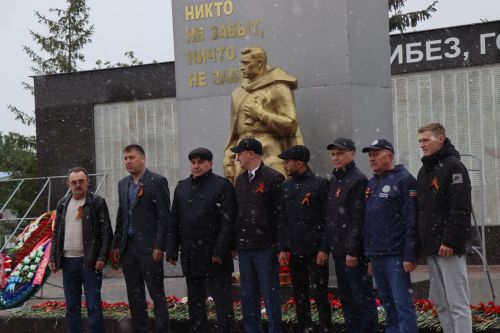 В День Победы нурлатцы возложили цветы к памятнику воину-освободителю