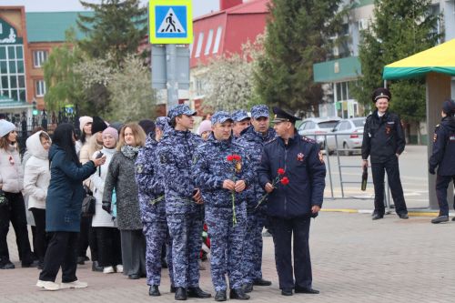 В День Победы нурлатцы возложили цветы к памятнику воину-освободителю