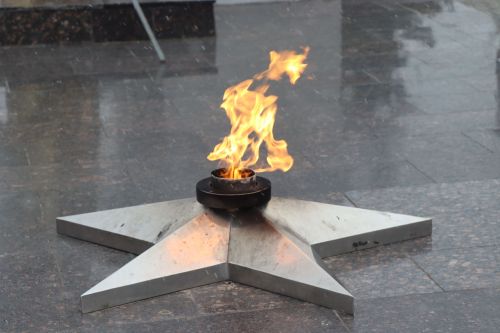 В День Победы нурлатцы возложили цветы к памятнику воину-освободителю