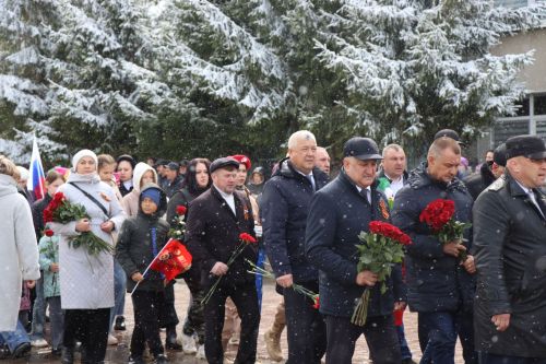 В День Победы нурлатцы возложили цветы к памятнику воину-освободителю