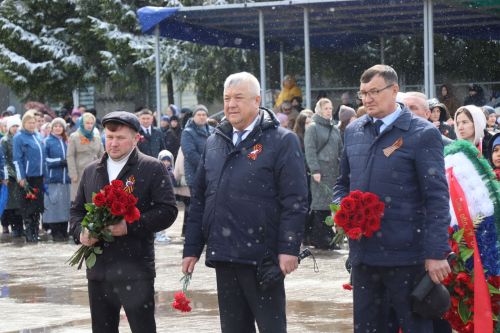 В День Победы нурлатцы возложили цветы к памятнику воину-освободителю