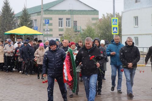 В День Победы нурлатцы возложили цветы к памятнику воину-освободителю