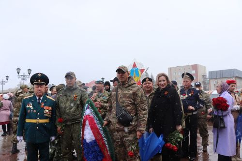 В День Победы нурлатцы возложили цветы к памятнику воину-освободителю