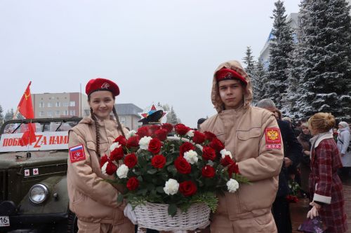 В День Победы нурлатцы возложили цветы к памятнику воину-освободителю