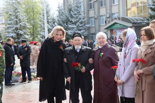 В День Победы нурлатцы возложили цветы к памятнику воину-освободителю