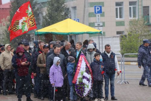 В День Победы нурлатцы возложили цветы к памятнику воину-освободителю