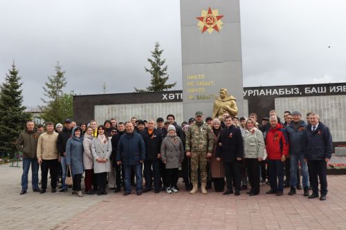 В День Победы нурлатцы возложили цветы к памятнику воину-освободителю