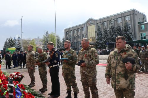В День Победы нурлатцы возложили цветы к памятнику воину-освободителю