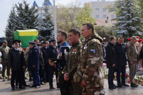 В День Победы нурлатцы возложили цветы к памятнику воину-освободителю