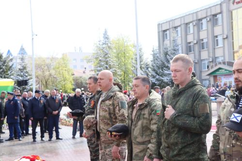 В День Победы нурлатцы возложили цветы к памятнику воину-освободителю