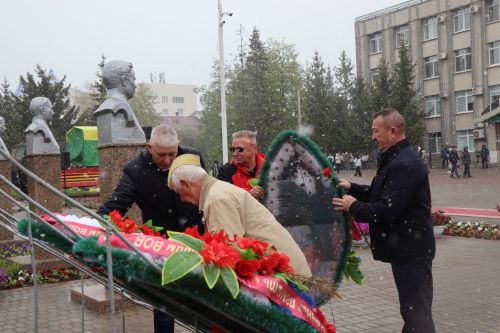 В День Победы нурлатцы возложили цветы к памятнику воину-освободителю