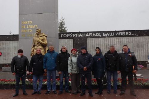 В День Победы нурлатцы возложили цветы к памятнику воину-освободителю