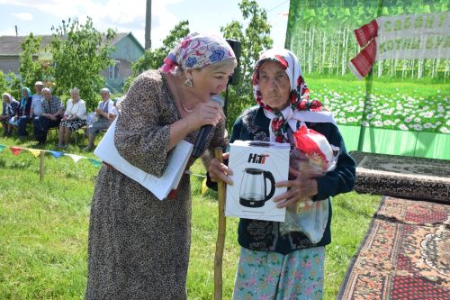 94-летняя Ркия Минвалиева приняла участие в состязаниях на празднике Сабантуй в деревне Бикулово