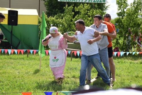 94-летняя Ркия Минвалиева приняла участие в состязаниях на празднике Сабантуй в деревне Бикулово