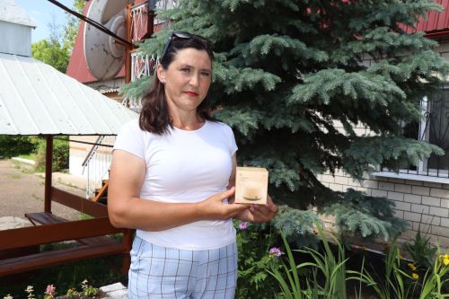 Почтальонка из Средней Камышлы выиграла умную колонку от «Нурлат-информа»