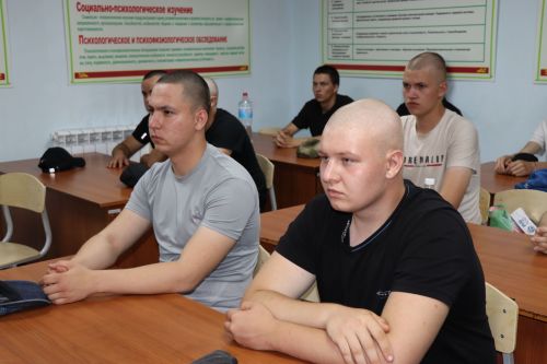 На срочную службу из Нурлата отправились 17 новобранцев