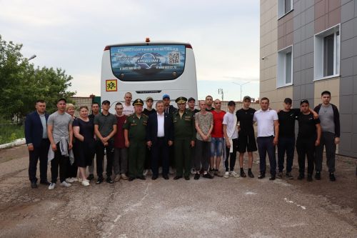 На срочную службу из Нурлата отправились 17 новобранцев