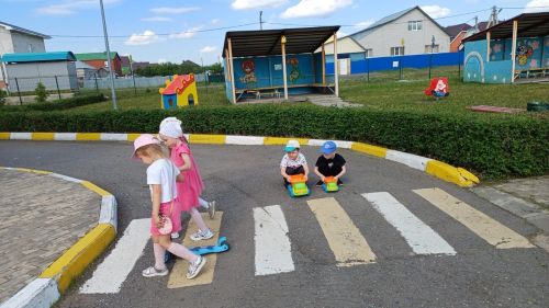 Воспитанники Нурлатского детского сада «Буратино» ПДД изучают на практике