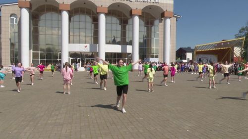 В первый день летних каникул на центральной площади города прошел масштабный праздник