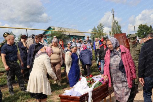 В Нурлатском районе простились с участником СВО