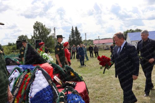 В Нурлатском районе простились с участником СВО