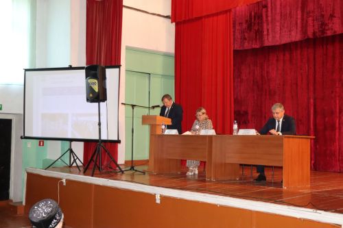 В Ахметовском сельском поселении и проблемы решали, и достойных поздравляли