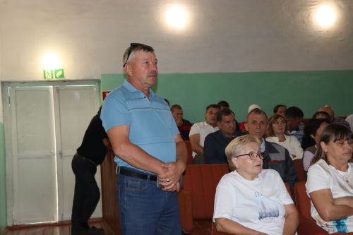 В Ахметовском сельском поселении и проблемы решали, и достойных поздравляли