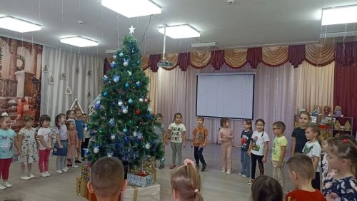 Нурлатские дети поблагодарили ёлочку за новогодний праздник
