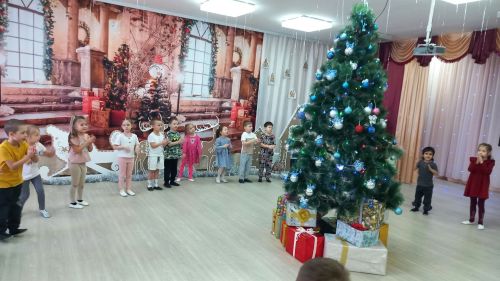 Нурлатские дети поблагодарили ёлочку за новогодний праздник