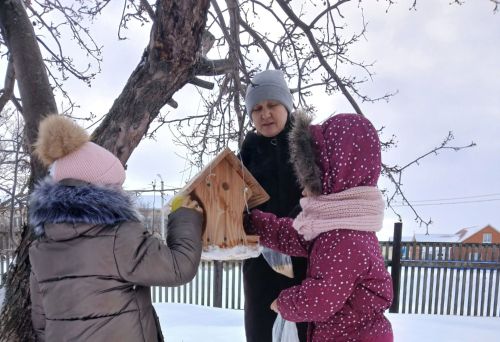 Егоркинские дошкольники угощают птиц вкусными семечками