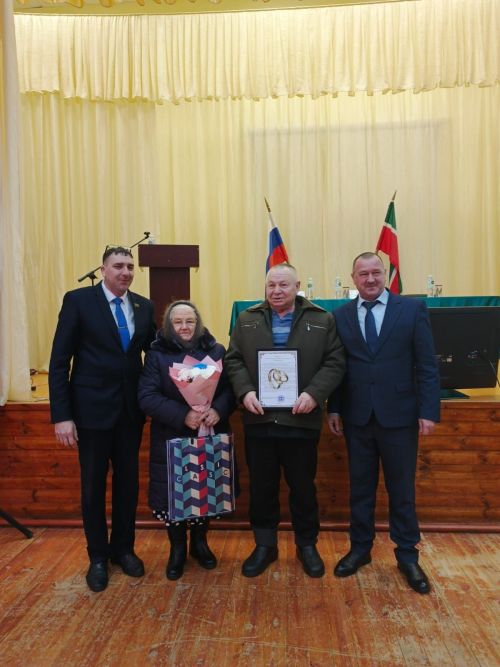На сходе граждан в селе Чулпаново поздравили юбиляров семейной жизни