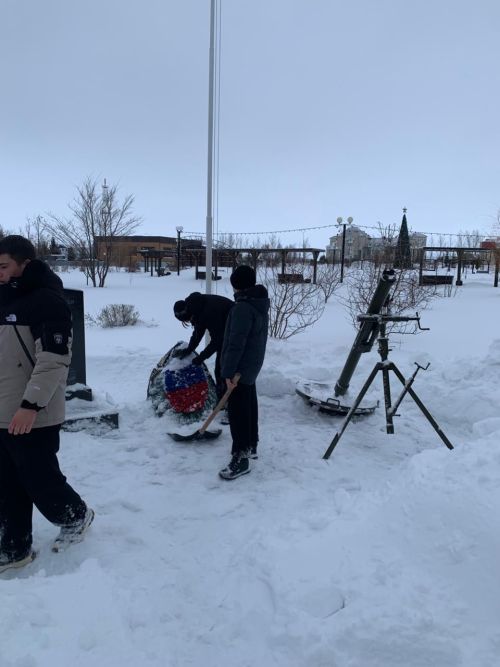 Ученики Нурлатской гимназии очистили территорию мемориального комплекса в парке «Центральный»