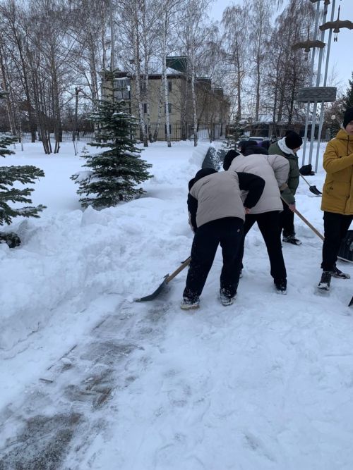 Ученики Нурлатской гимназии очистили территорию мемориального комплекса в парке «Центральный»