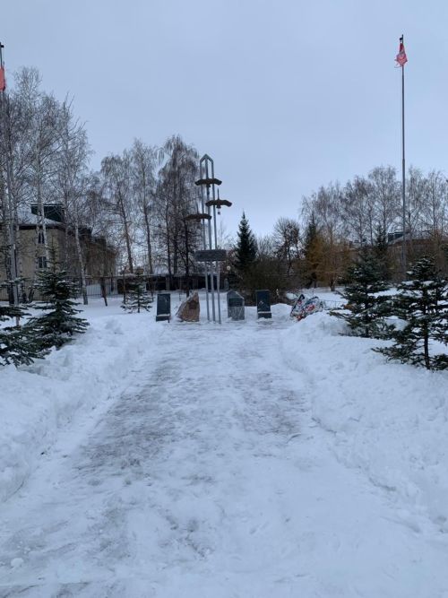 Ученики Нурлатской гимназии очистили территорию мемориального комплекса в парке «Центральный»