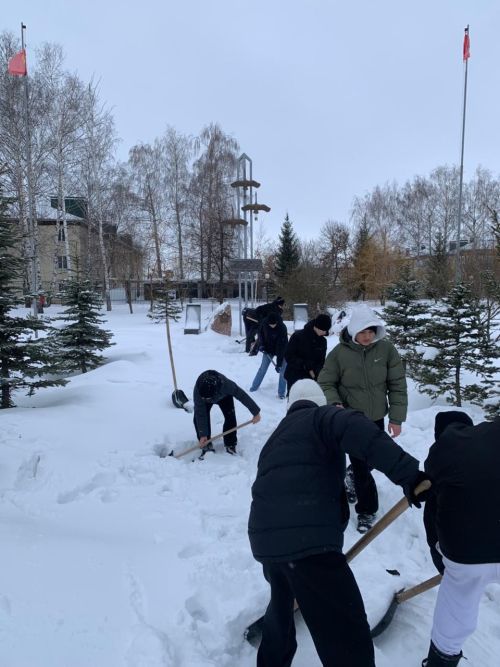 Ученики Нурлатской гимназии очистили территорию мемориального комплекса в парке «Центральный»