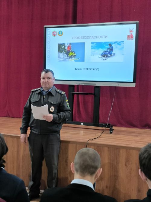 В школе №9 города Нурлат учащимся рассказали о правилах безопасной езды на снегоходах