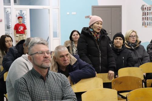 Жители микрорайона железнодорожников встретились с руководством района