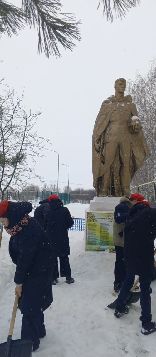 Егоркинские юнармейцы очистили от снега территорию около памятника