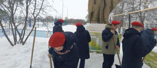 Егоркинские юнармейцы очистили от снега территорию около памятника