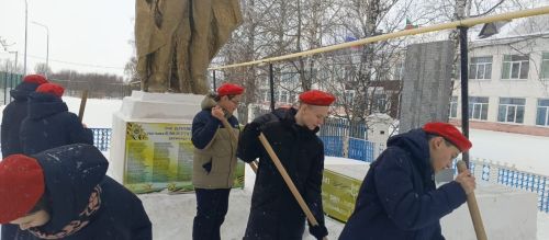 Егоркинские юнармейцы очистили от снега территорию около памятника
