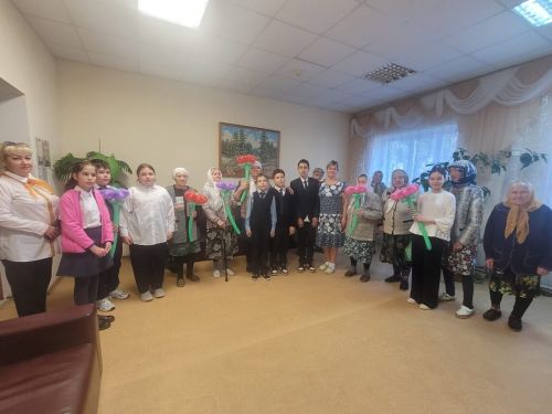 Урок добра: нурлатские школьники поздравили пожилых людей