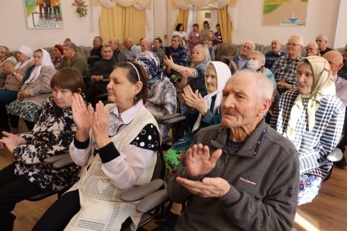 Дамир Ишкинеев посетил Нурлатский дом-интернат для престарелых и инвалидов