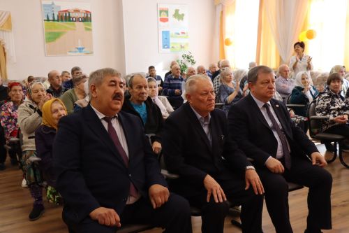 Дамир Ишкинеев посетил Нурлатский дом-интернат для престарелых и инвалидов