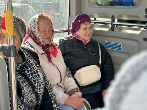 Сладкие комплименты пассажирам в День пожилого человека