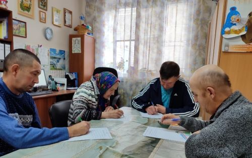 Жители Нурлатского дома-интерната поддержали бойцов теплыми письмами
